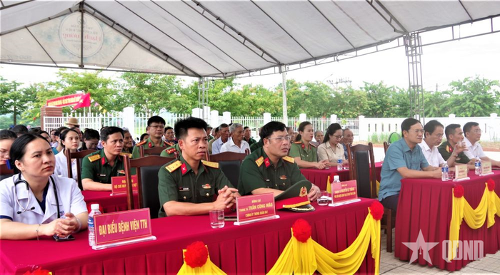 Đại biểu dự khai mạc chương trình.