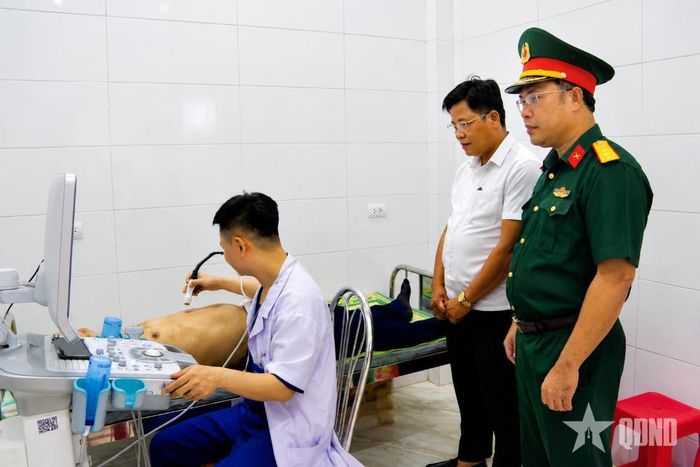 Thăm khám cho thương binh, bệnh binh, người có công với cách mạng ở xã Thạch Xuân, tỉnh Hà Tĩnh.