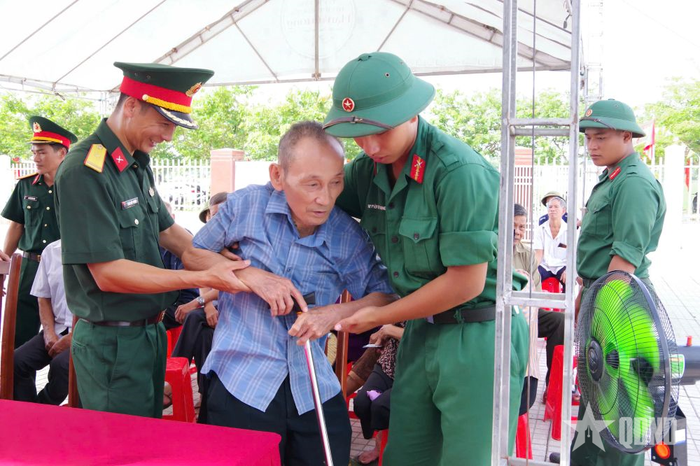 Cán bộ, chiến sĩ tận tình đưa đón thương, bệnh binh, người có công đến khám bệnh.