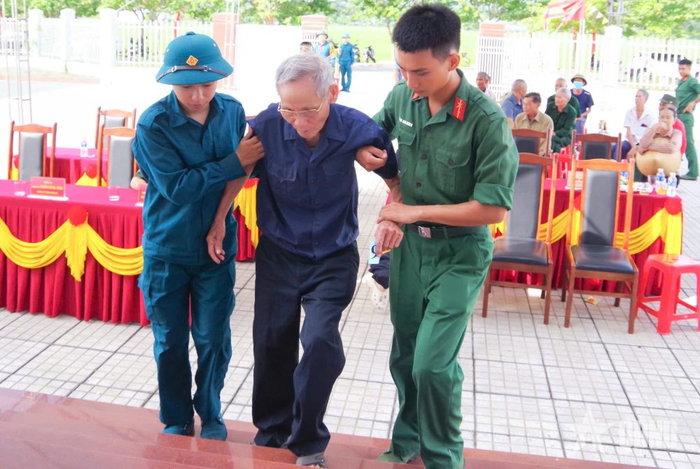 Các chiến sĩ đón, hướng dẫn người cao tuổi đến thăm khám.
