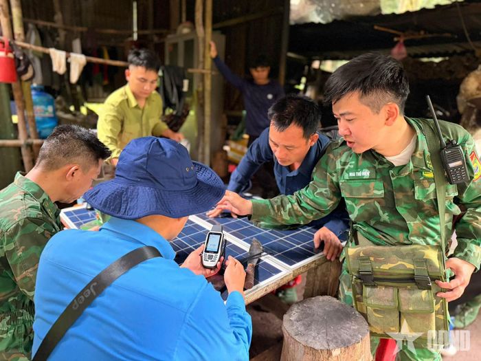 Cán bộ, chiến sĩ Đội K72 phối hợp với Đồn Biên phòng Đắk Bô tổ chức khảo sát, tìm kiếm hài cốt liệt sĩ tại xã Bù Gia Mập.