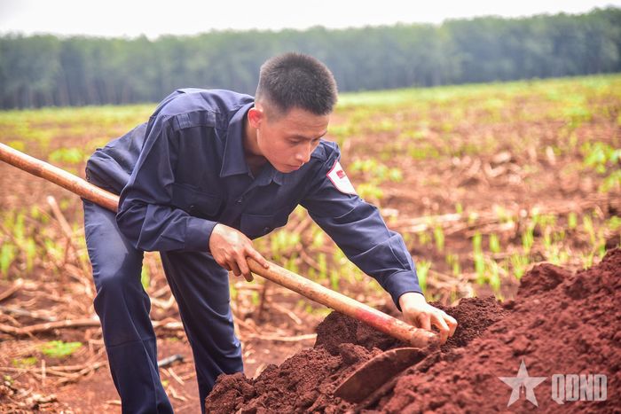  Cán bộ, chiến sĩ Đội K72 thực hiện nhiệm vụ tại xã Minh Đức, TP Đồng Nai. 