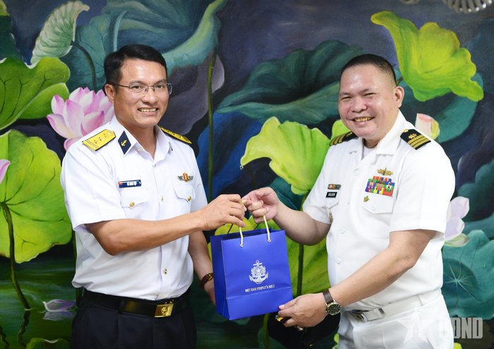 Đại diện sĩ quan, thủy thủ Tàu 015 - Trần Hưng Đạo tặng quà Trung tá Albert Absalon, Phó tham mưu trưởng Hậu cần, Bộ tư lệnh Phòng thủ Hải quân Philippines.