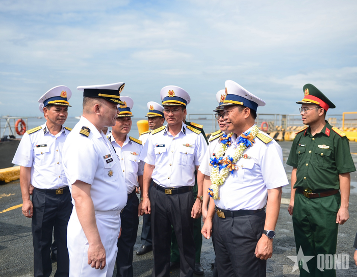 Đại tá Đỗ Minh, Phó tư lệnh Vùng 4 Hải quân và Trung tá Albert Absalon, Phó tham mưu trưởng Hậu cần, Bộ tư lệnh Phòng thủ Hải quân Philippines.