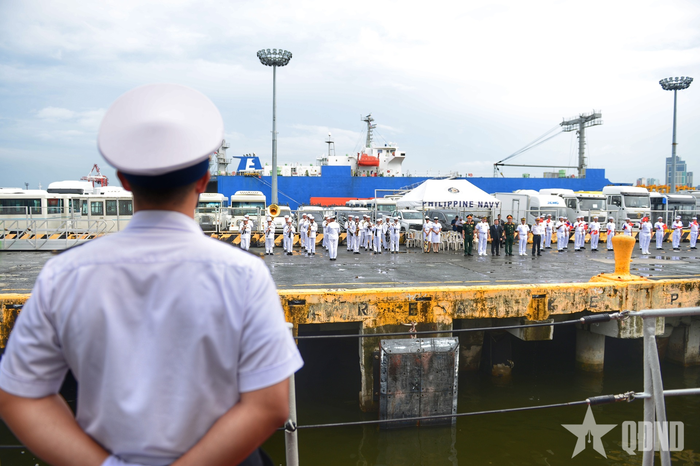 Tàu 015 - Trần Hưng Đạo cập Cảng Manila, Philippines.