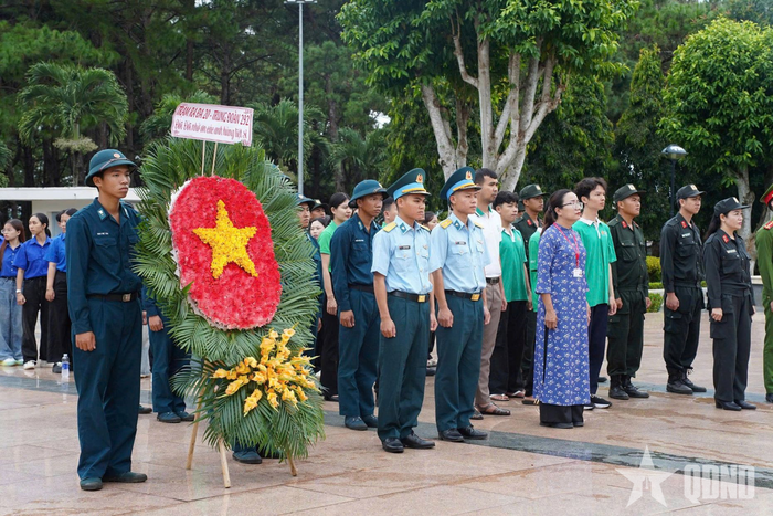 Cán bộ, chiến sĩ Trạm Radar 20 dâng hoa tưởng niệm các anh hùng liệt sĩ tại Nghĩa trang Liệt sĩ tỉnh Đắk Lắk.