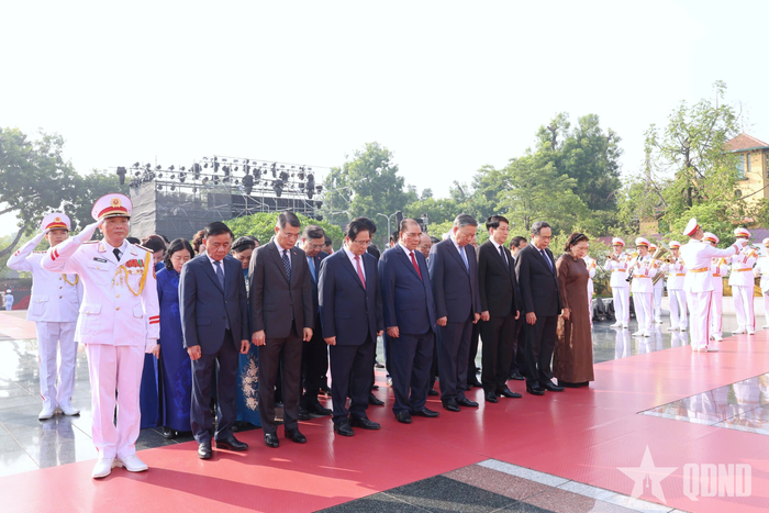 Đoàn đại biểu lãnh đạo, nguyên lãnh đạo Đảng, Nhà nước tưởng niệm các Anh hùng liệt sĩ. Ảnh: VIẾT CHUNG