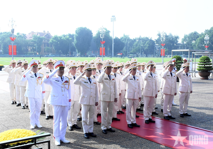 Đoàn đại biểu Đảng ủy Công an Trung ương - Bộ Công an vào Lăng viếng Chủ tịch Hồ Chí Minh.