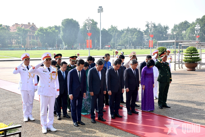 Đoàn đại biểu Thành ủy, HĐND, UBND TP Hà Nội vào Lăng viếng Chủ tịch Hồ Chí Minh. 