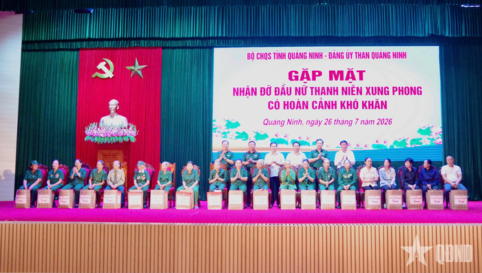  Các nữ thanh niên xung phong đơn thân, có hoàn cảnh khó khăn nhận quà tại chương trình gặp mặt.