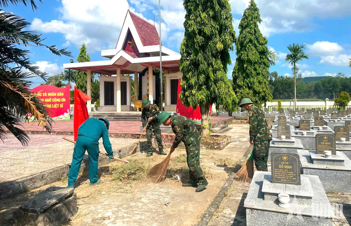  Chiến sĩ Lữ đoàn 88 tham gia dọn vệ sinh nghĩa trang liệt sĩ. 
