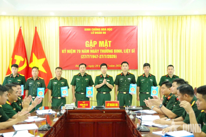  Đại tá Phùng Đức Lộc, Bí thư Đảng ủy, Chính ủy Lữ đoàn 88 tặng quà cán bộ, chiến sĩ là con thương binh, bệnh binh đang công tác tại đơn vị nhân dịp kỷ niệm 79 năm Ngày Thương binh - Liệt sĩ.