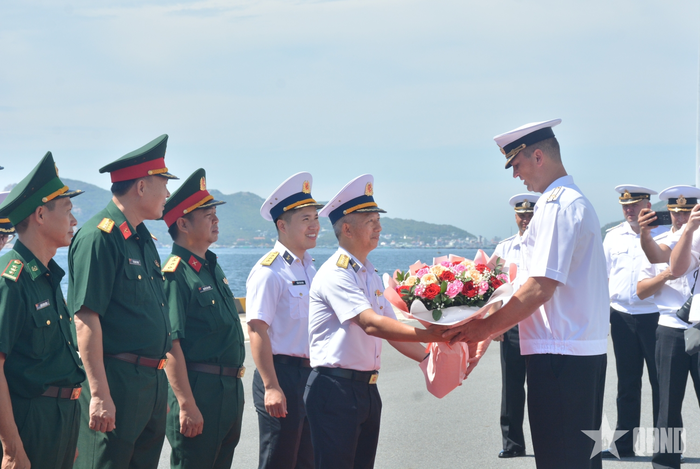 Đại tá Nguyễn Hải Châu, Phó tham mưu trưởng Vùng 4 Hải quân tặng hoa Đại tá Limonov Evgeny Nikolaevich.