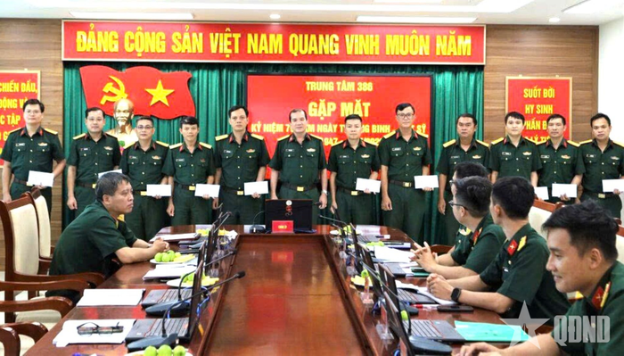  Đại tá Trần Việt Hà, Bí thư Đảng ủy, Chính ủy Trung tâm 386 gặp mặt, tặng quà cán bộ, chiến sĩ là thân nhân thương binh, bệnh binh đang công tác tại đơn vị. 