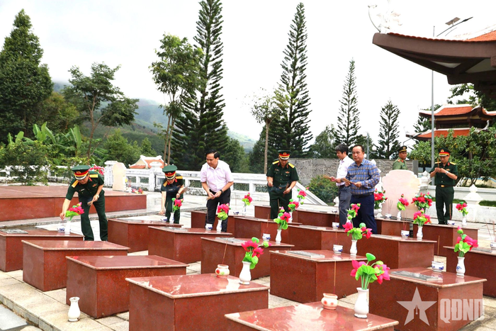 Đoàn công tác Trung tâm 386 dâng hoa, dâng hương tại Di tích lịch sử Điểm cao 995 - Chư Tan Kra (xã Ya Ly, tỉnh Quảng Ngãi). 