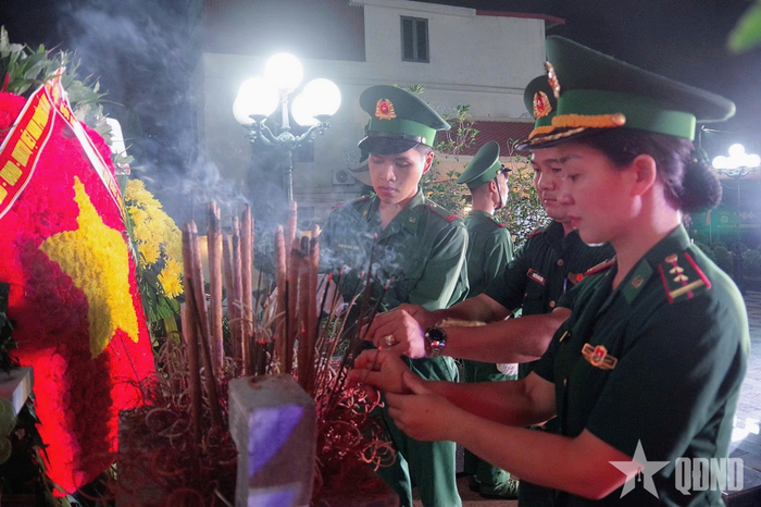 Cán bộ, chiến sĩ Bộ đội Biên phòng thành phố Hải Phòng dâng hương tưởng niệm các anh hùng liệt sĩ.