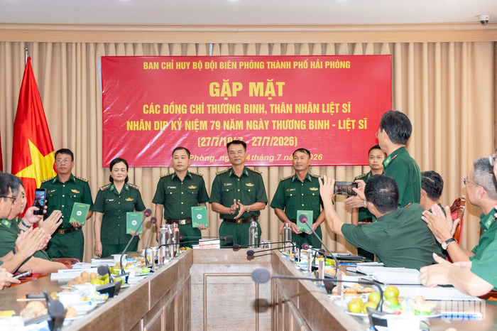 Lãnh đạo Ban chỉ huy Bộ đội Biên phòng thành phố Hải Phòng trao quà tặng các đối tượng chính sách nhân dịp 27-7.