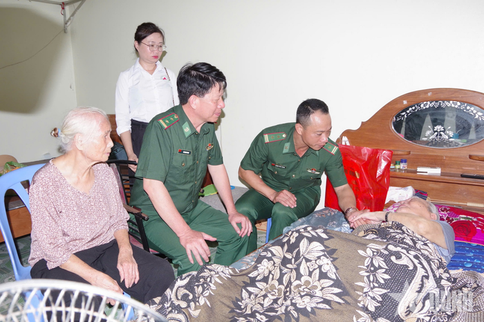 Đoàn công tác Bộ đội Biên phòng thành phố Hải Phòng thăm hỏi, tặng quà đối tượng chính sách tại Đặc khu Cát Hải.