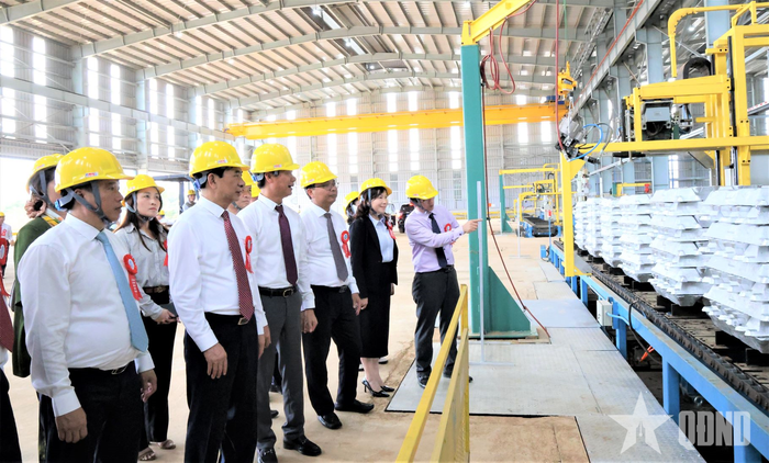 Đại tướng Phan Văn Giang thăm khu vực đóng gói nhôm thành phẩm.
