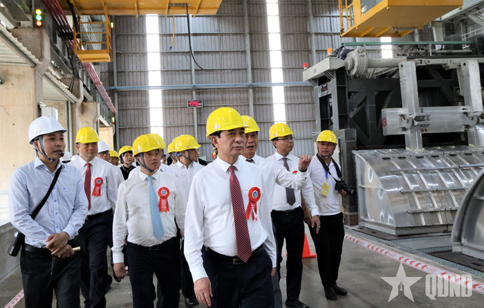 Đại tướng Phan Văn Giang và các đại biểu tham quan xưởng điện phân nhôm tại Nhà máy Điện phân Nhôm Đắk Nông.