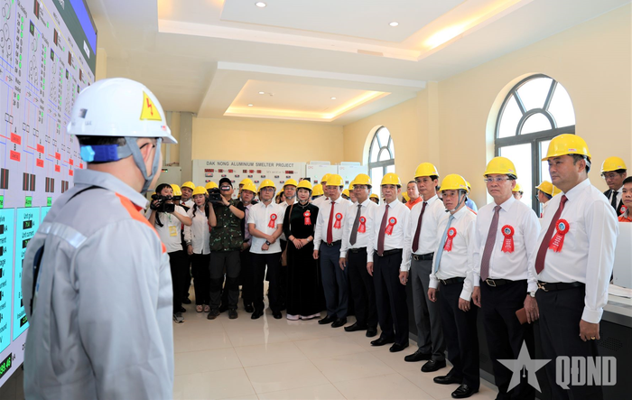 Các đại biểu tham quan Trung tâm điều hành của Nhà máy Điện phân Nhôm Đắk Nông.
