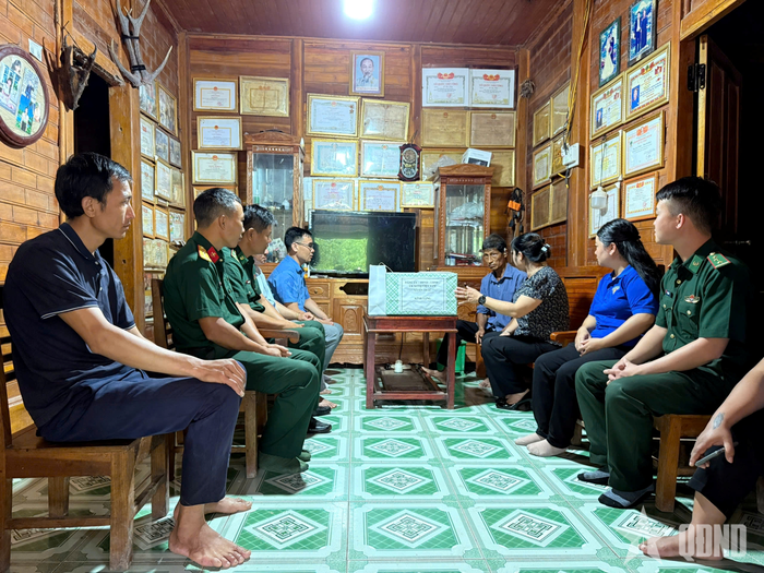 Cán bộ Đồn Biên phòng A Pa Chải (Ban chỉ huy Bộ đội Biên phòng tỉnh Lai Châu) cùng cấp ủy, chính quyền địa phương thăm hỏi, tặng quà các gia đình chính sách nhân kỷ niệm 79 năm ngày Thương binh - Liệt sĩ. Ảnh: A KHÀY
