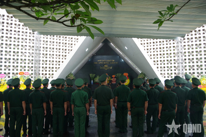 Dâng hương tri ân các anh hùng liệt sĩ tại Nghĩa trang Liệt sĩ quốc gia A1. Ảnh: QUANG DŨNG