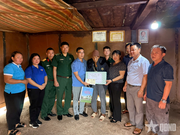 Cán bộ Đồn Biên phòng A Pa Chải (Ban chỉ huy Bộ đội Biên phòng tỉnh Lai Châu) cùng cấp ủy, chính quyền địa phương thăm hỏi, tặng quà gia đình chính sách nhân kỷ niệm 79 năm Ngày Thương binh - Liệt sĩ. Ảnh: A KHÀY 