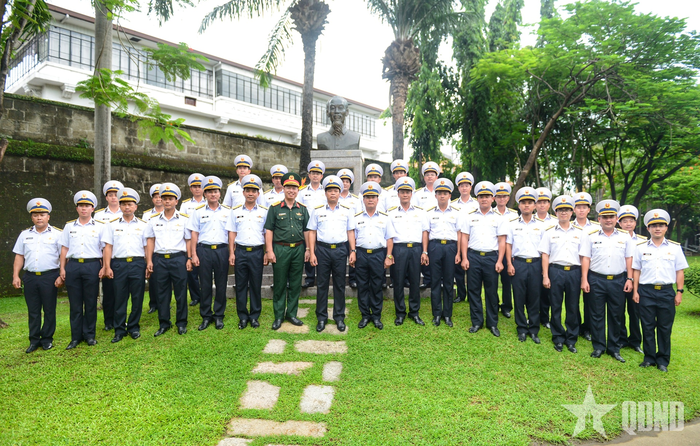 Đoàn công tác Hải quân nhân dân Việt Nam chụp ảnh tại khu vực Tượng đài Chủ tịch Hồ Chí Minh.