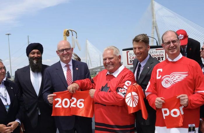 Đại diện Chính phủ Canada, bang Ontario và thành phố Windsor cắt băng khánh thành cầu Gordie Howe ngày 24-7. Ảnh: The Canadian Press