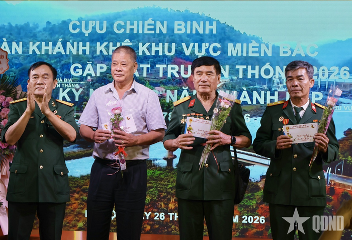 Trao quà chúc thọ các hội viên cao tuổi.