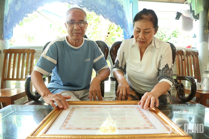  Gia đình bà Cà Thị Như Loan ôn lại chuyện về Bà mẹ Việt Nam anh hùng Lò Thị Chiêng. 