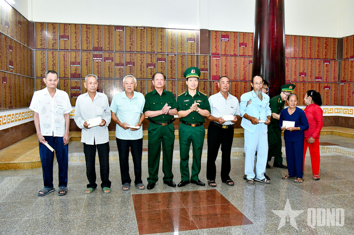 Trao quà tặng các thương binh thuộc Đội Phòng thủ Tỉnh ủy Sóc Trăng.