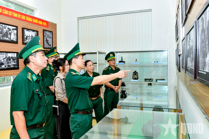 Các đại biểu tham quan khu trưng bày hiện vật, tư liệu lịch sử.