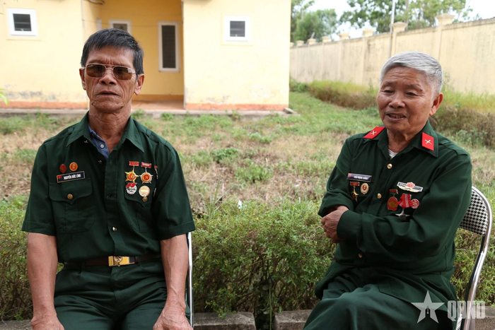 Thương binh Nguyễn Đức Lĩnh (trái) và thương binh Kiều Mạnh Thắng.