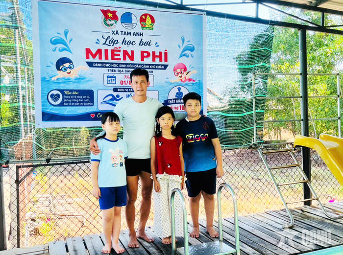 Anh Huỳnh Minh Phát cùng các trẻ em học bơi tại gia đình anh.