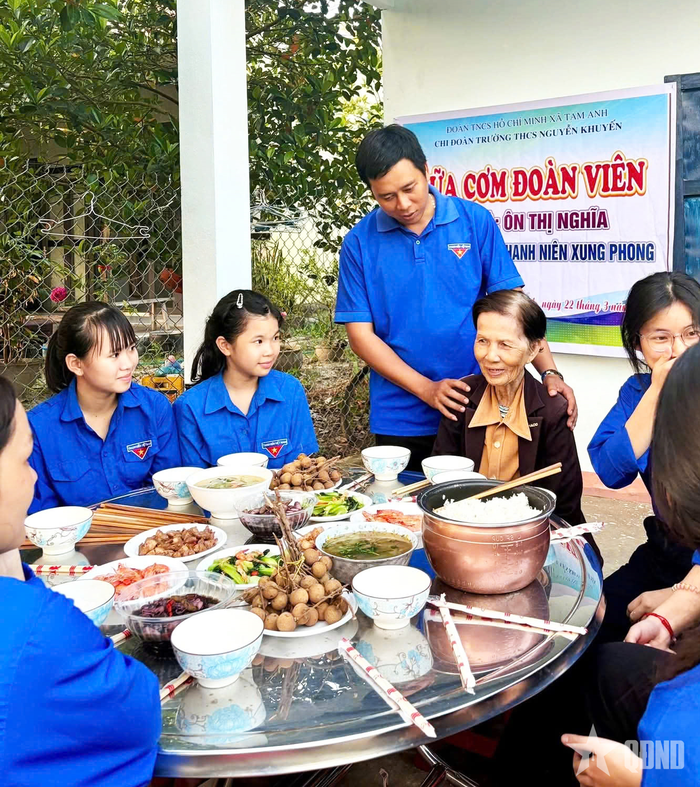 Anh Huỳnh Minh Phát cùng các đoàn viên xã Tam Anh tổ chức “Bữa cơm đoàn viên” và giao lưu cùng cựu thanh niên xung phong Ôn Thị Nghĩa.