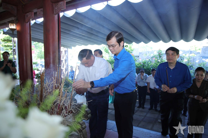Các đại biểu dâng hương.
