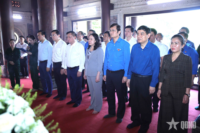Phó chủ tịch nước Võ Thị Ánh Xuân và đoàn công tác tưởng nhớ các anh hùng liệt sĩ tại Khu di tích lịch sử quốc gia Truông Bồn.