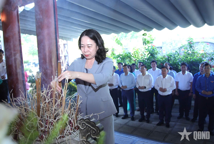 Phó chủ tịch nước Võ Thị Ánh Xuân dâng hương tưởng niệm các anh hùng liệt sĩ thanh niên xung phong.