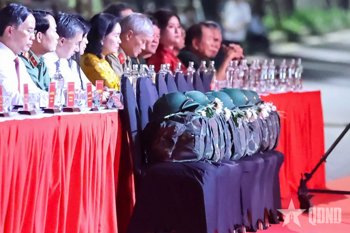 Hàng ghế danh dự dành cho các anh hùng liệt sĩ.