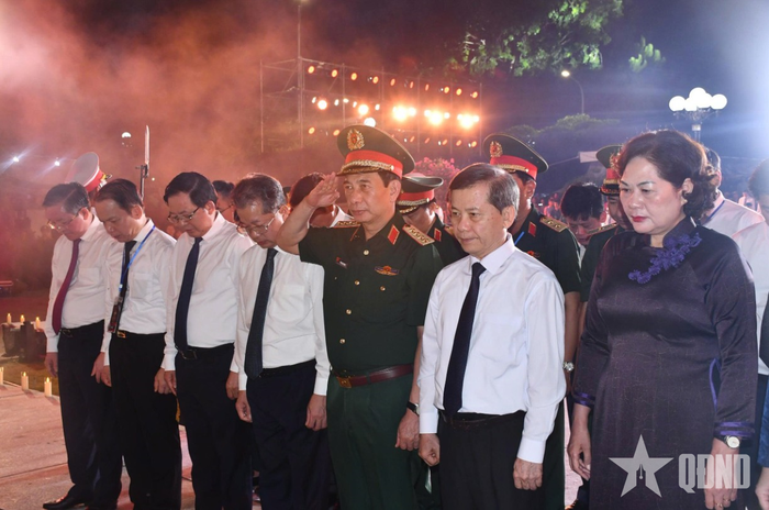 Đại tướng Phan Văn Giang, Ủy viên Bộ Chính trị, Phó thủ tướng Chính phủ, Bộ trưởng Bộ Quốc phòng và các đại biểu dâng hoa, dâng hương, tưởng niệm các anh hùng liệt sĩ tại điểm cầu Quảng Trị. Ảnh: MINH TÚ