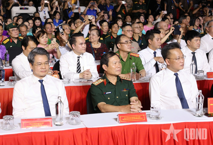 Đại tướng Nguyễn Tân Cương, Ủy viên Trung ương Đảng, Ủy viên Thường vụ Quân ủy Trung ương, Tổng Tham mưu trưởng, Thứ trưởng Bộ Quốc phòng và các đại biểu dự chương trình tại điểm cầu Hà Nội. Ảnh: VIẾT CHUNG