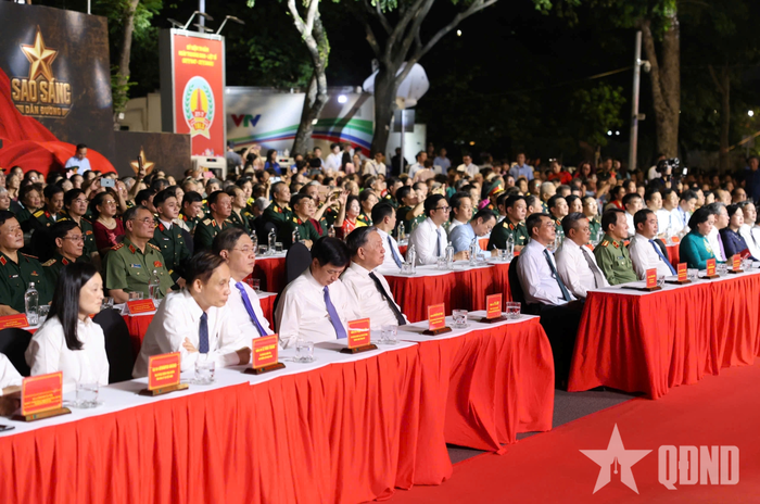 Các đồng chí lãnh đạo Đảng, Nhà nước và các đại biểu dự tại điểm cầu Hà Nội. Ảnh: VIẾT CHUNG