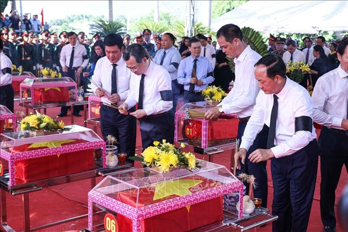 Lãnh đạo Đảng, Nhà nước dâng hương tri ân các anh hùng liệt sĩ.