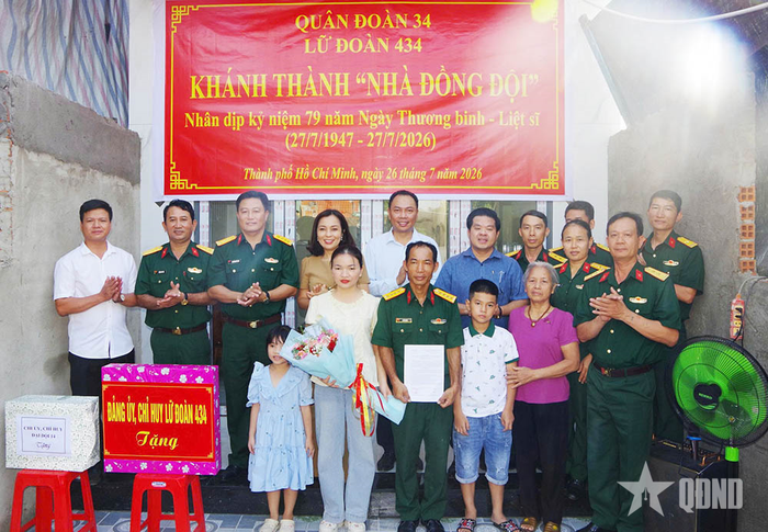 Trao nhà tặng gia đình đồng chí Lê Đình Hiệp.