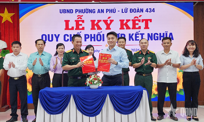 Đại diện Lữ đoàn 434 và phường An Phú ký kết phối hợp hoạt động.