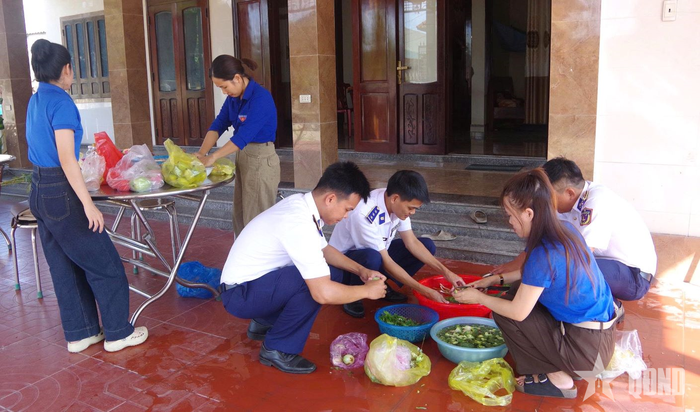 Cán bộ, chiến sĩ Hải đội 202 và đoàn viên, thanh niên xã Triệu Cơ chuẩn bị “Bữa cơm tri ân” cùng mẹ Trần Thị Chánh.