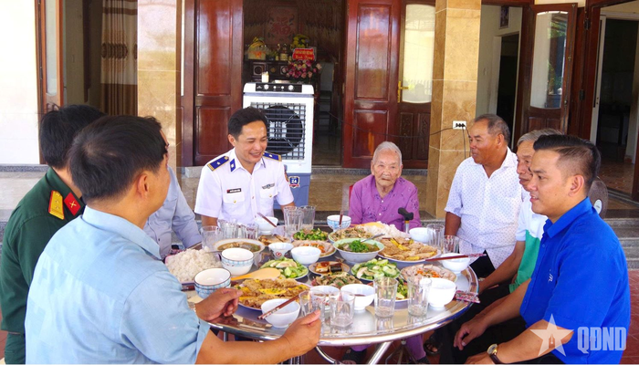 Lãnh đạo, chỉ huy Hải đội 202 và chính quyền, đoàn thể xã Triệu Cơ quây quần bên Bà mẹ Việt Nam Anh hùng Trần Thị Chánh cùng dùng bữa cơm gia đình giản dị mà ấm áp.
