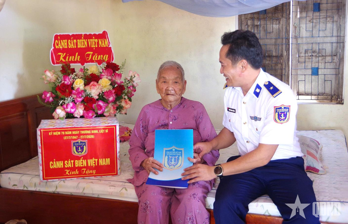 Thiếu tá Nguyễn Quang Cường, Chính trị viên Hải đội 202 trao quà và tiền phụng dưỡng của Hải đội 202 tặng Bà mẹ Việt Nam anh hùng Trần Thị Chánh.